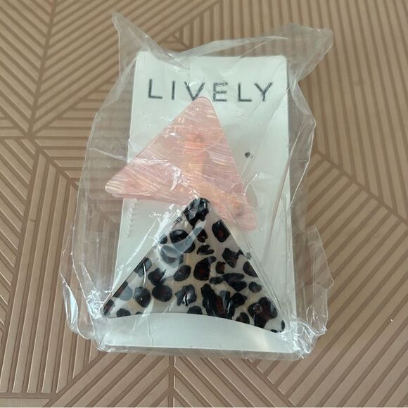Lively Triangle Hair Claw Clips Pink Cheetah Print Casual Neutral Trendy - Picture 1 of 5